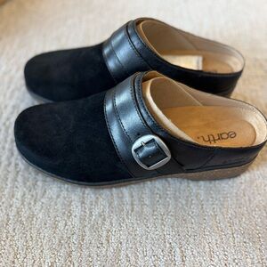 Earth Black Suede Kulla Clogs size 12M NWT